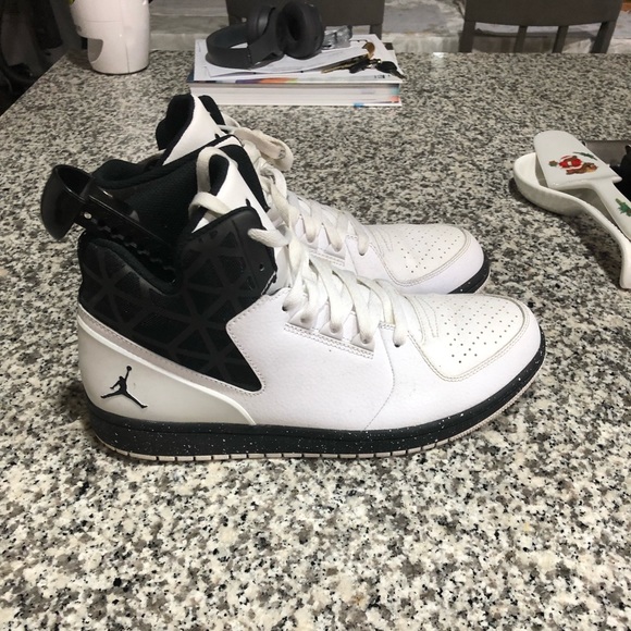 Lightly worn Jordan’s size 11 - Picture 4 of 6